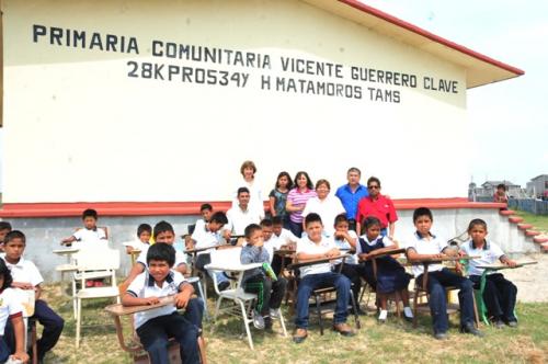 Regidores entregan beneficios en Playa Bagdad